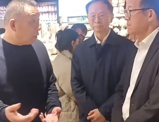 盈禾配资 于东来俞敏洪张文中三大佬齐聚，有新动作？回应！网友喊话“胖东来产品上架东方甄选”