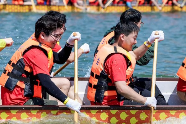 辉煌配资 锣鼓声起、水花飞溅，白领青年热血赛龙舟