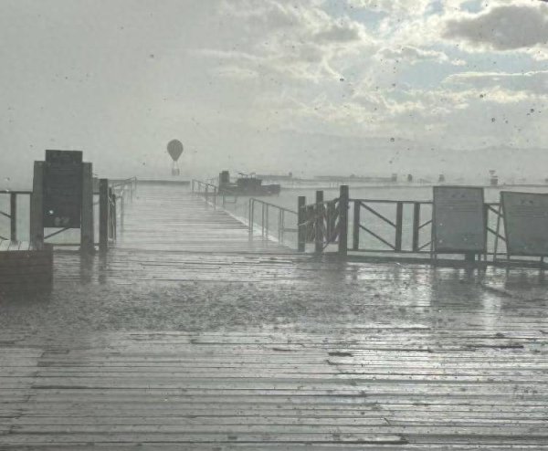 股升网 暴雨将游客淋成“落汤鸡”？茶卡盐湖：会给相关游客退票，将增加避雨处